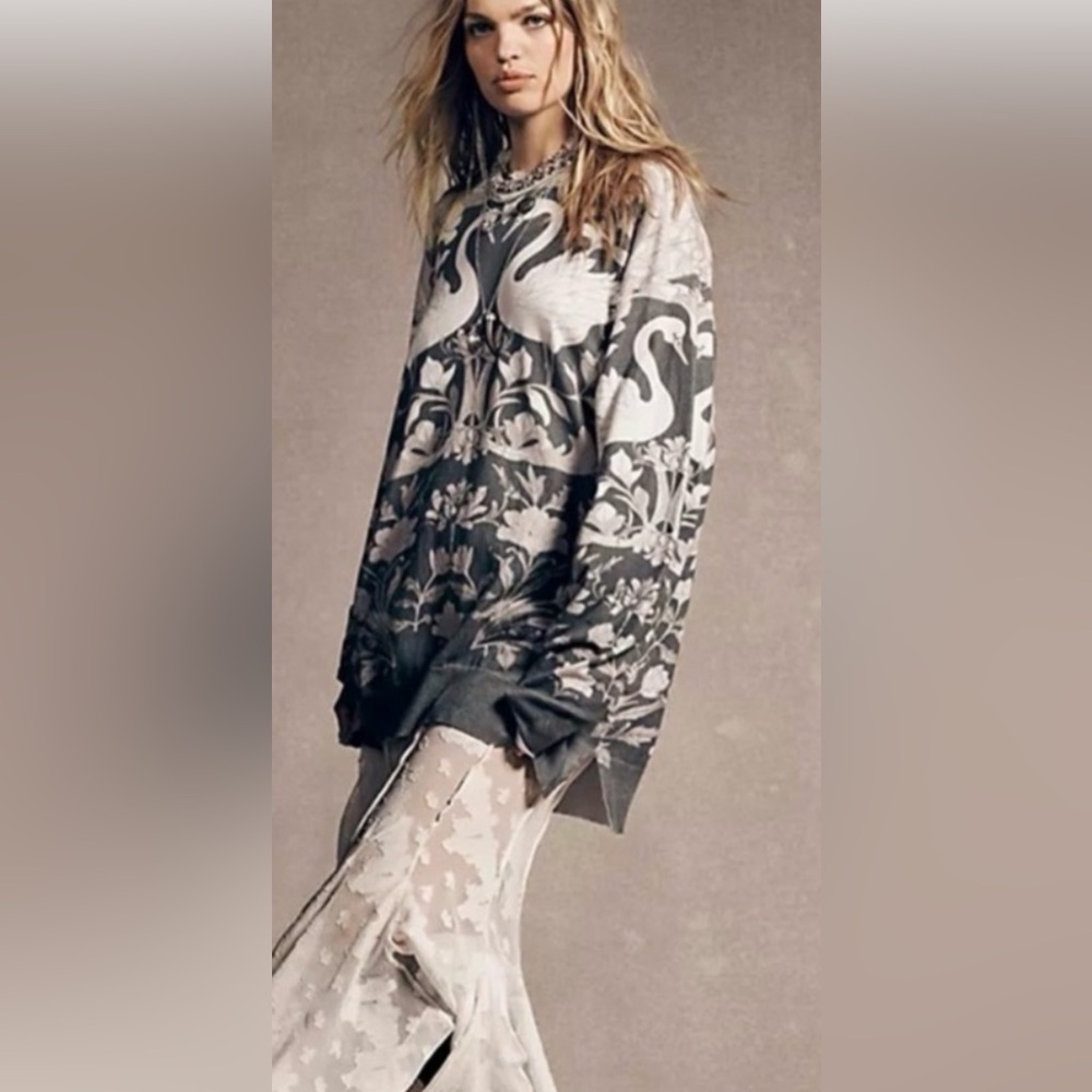 Z5. New Free People We The Free Swans Nouvelle  tunic sweater